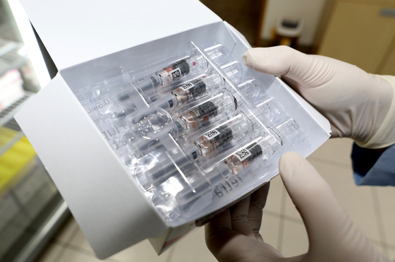 독감백신 접종후 사망신고가 잇따르고 있는 가운데 23일 오후 김포시 뉴고려병원에서 의료진이 접종할 백신을 점검하고 있다. 뉴스1
