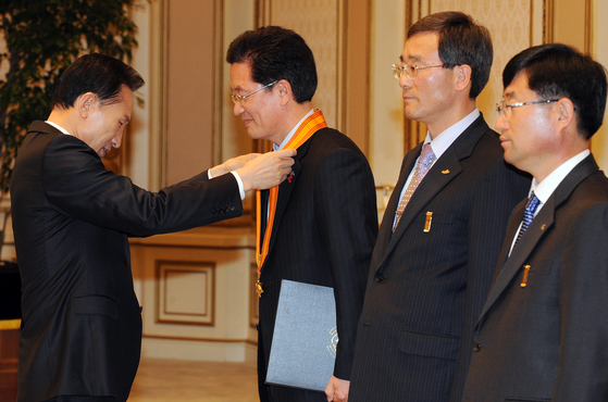 Representative Jeong-soon Jung served as a seventh-level civil servant, then served as director of the Ministry of Public Administration and Security, and later served as deputy governor of the Chungbuk administration.  In the region, it is an assessment that is a well-positioned person.  The photo shows former President Lee Myung-bak awarding a medal to Chung (then the then head of the Chungbuk Economic and Trade Bureau), who was the winner of the 'Grand Service Award' awarded to civil servants for solving difficulties corporate. [ 청와대사진기자단 ]