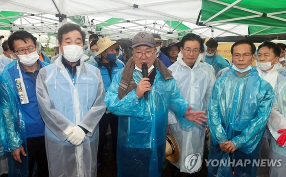 Chungju district (equivalent to Cheongju) has a strong conservative tax.  In the 19th and 20th generations, Jung Woo-taek was a former member of the People's Power.  Regarding Congressman Chung, he said: “It must have been pointed out that he was a bureaucrat.  The photo shows Democratic Party representative Lee Nak-yeon, Kim Tae-yeon, hospital representative, and Chung (second from left) who participated in the Chungbuk flood recovery site in August. [연합뉴스]