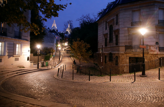 The night of the 22nd in Montmartre, Paris, France, where the curfew was imposed on the 17th (local time). [로이터=연합뉴스]