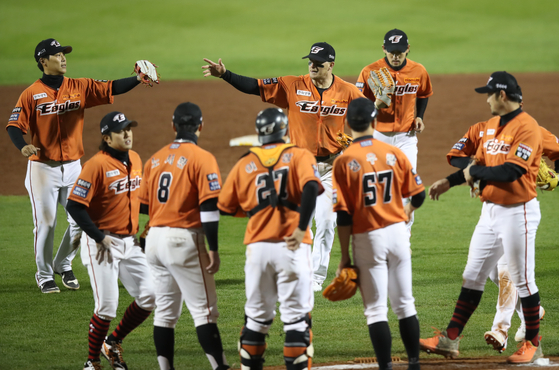 Hanwha's players are sharing joy after winning the NC game on the 23rd and escaping their seventh consecutive victory. [연합뉴스] 