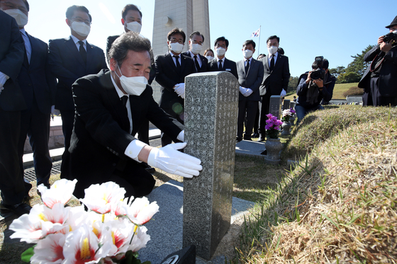 Lee Nak-yeon, leader of the Democratic Party, visited Yun Sang-won's tombstone after completing a visit to the Democratic Cemetery on the 24th and said: 