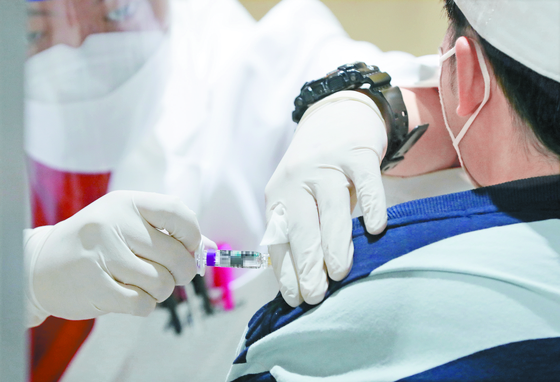 23일 서울 강서구 한 병원에서 시민들이 독감예방접종 주사를 맞고 있다. 연합뉴스
