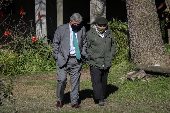 무히카는 대통령 퇴임 후에도 상원의원으로 활발히 활동했다. 지난 7월 무히카(오른쪽)가 자신의 시골집에서 우루과이 외무장관 프란시스코 부스티요와 외교정책을 논의하는 모습. [EPA=연합뉴스]