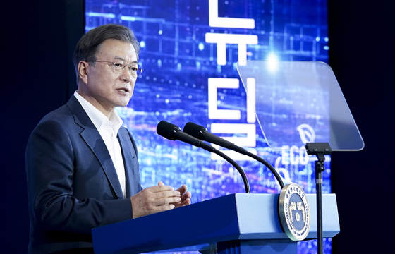 President Moon Jae-in announced on the 22nd that he will invest a total of 10 trillion won in smart city-related projects by 2025 by visiting Songdo, Incheon, which is assessed as a leader in smart cities. [연합뉴스]