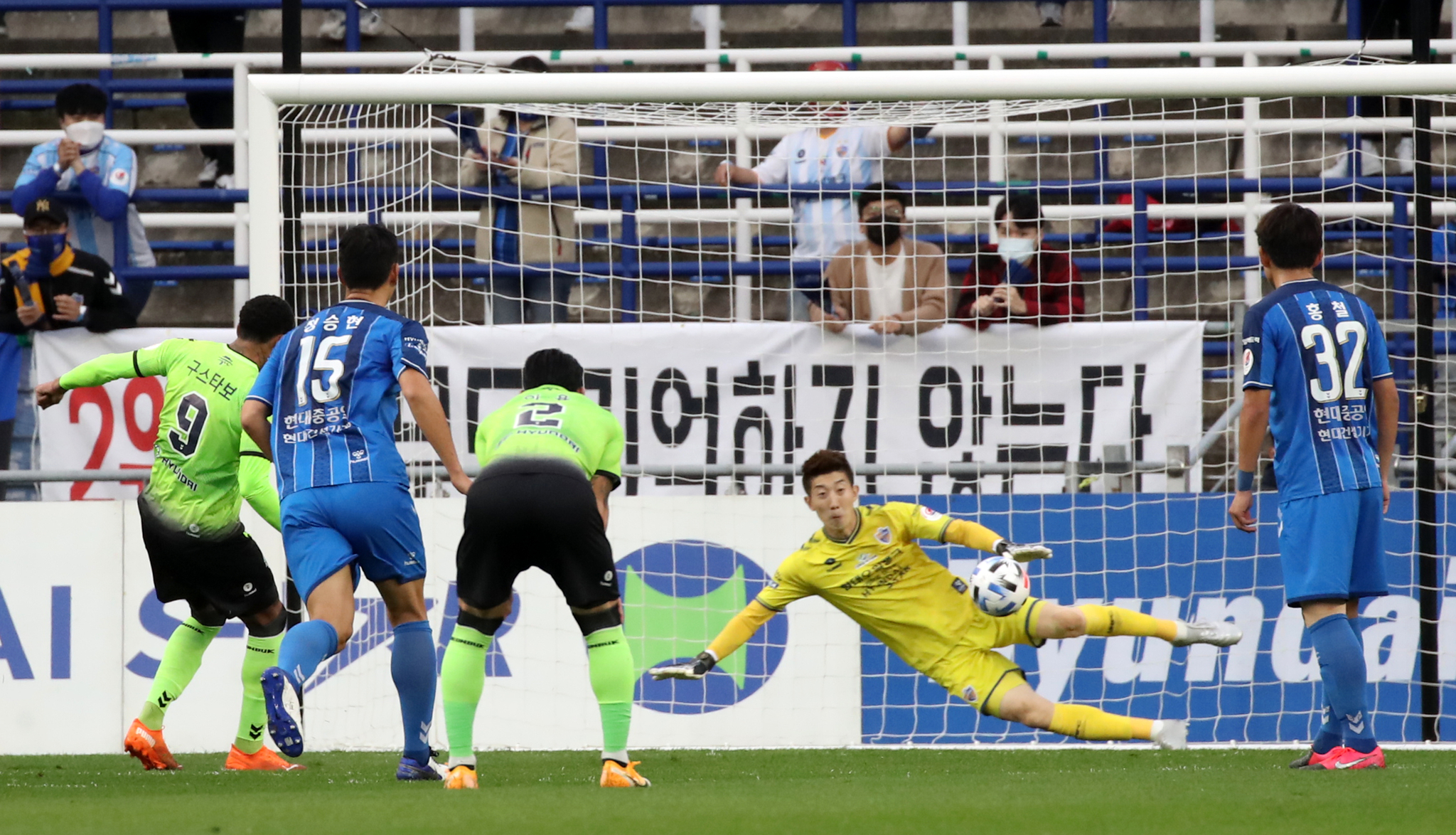 Ulsan Cho Hyun-woo blocks a penalty shot by Jeonbuk Gustavo on matchday 26 of the professional soccer K-League 1 held at the Ulsan Munsu soccer stadium on the 25th. [뉴스1]