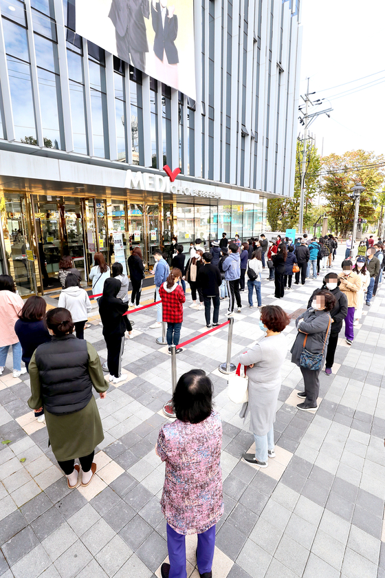 On the afternoon of the 13th, citizens of the Gyeonggi branch of the Korean Health Management Association in Jangan-gu, Suwon-si, Gyeonggi-do, wait at a distance to receive flu shots.  News 1