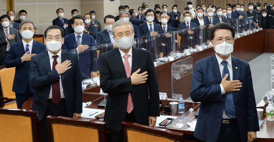 People's Force officials, including Kim Jong-in, chairman of the People's Force Emergency Response Committee (center), and the heads of Jeonbuk's basic organizations, are performing a national ritual before the meeting of policies held in the General Situation Room of the Jeonbuk Provincial Office in Jeonju, Jeonju on the 29th. Newsis