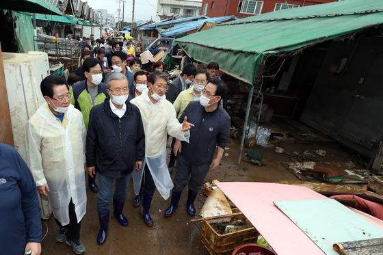 People's Power Kim Jong-in (second from left) and Won Nae's Representative Joo Ho-young (right) visited an oil plant in Gurye-gun, Jeollanam-do, which was flooded by damage caused by floods on August 10 to investigate the damage situation.  Yunhap news