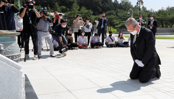 On the morning of August 19, Kim Jong-in, chairman of the Emergency Response Committee of the Future Integration Party, knelt and worshiped at the 518 National Democratic Cemetery in Unjeong-dong, Gwangju.  Newsis 