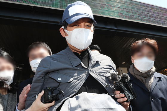 Former Star Mobility president Kim Bong-hyun will be released from the Suwon South Police Station Detention Center in Gyeonggi-do for an order examination on April 26. [연합뉴스]