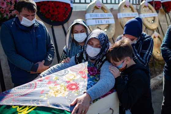 On the 30th in Izmir, Turkey, a woman cries while holding the coffin of her family who died in the earthquake.  AFP = Yonhap News 〈Copyright (c) Yonhap News, unauthorized reproduction and redistribution prohibited〉