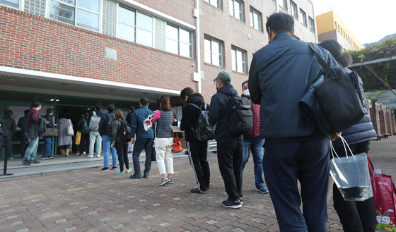 On the 31st, candidates line up to be admitted to the 31st official brokerage exam held at the Future Industrial Sciences High School in Nowon-gu, Seoul.  News 1