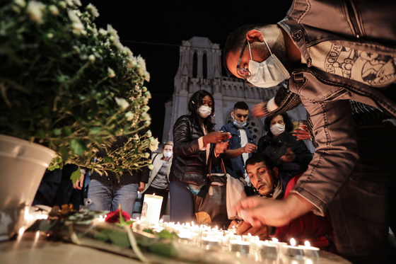 On the 29th (local time), citizens console the victims by lighting candles in front of the Notre Dame Cathedral in Nice, France, where terror broke out. [AFP=연합뉴스]