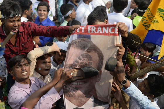 The scene of the boycott of French products in Hyderabad, India.  Islamic religious who opposed French President Emmanuel Macron's anti-Islamic policy are protesting fiercely by tearing up photographs of President Macron. [AFP=연합뉴스] 