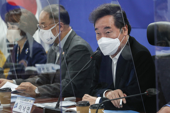 Together with Democratic Party leader Nak-yeon Lee, they are all speaking at the Korean version of the New Deal Party, Government and Office workshop held at the National Assembly in Yeouido, Seoul, on the afternoon of the 25th. of last month.  2020.10.25 / News 1