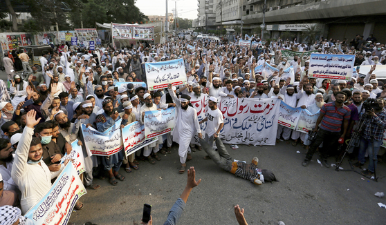 On the 31st of last month (local time), Muslims (Muslims) staged anti-French protests in Karachi, Pakistan, making a doll of French President Emmanuel Macron and dragging it to the ground. [AP=연합뉴스]