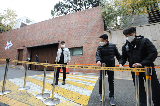 Former President Lee Myung-bak was sentenced to 17 years in prison in the Supreme Court on charges of bribery and embezzlement, and the police are setting up a police line in front of his sister's residence in Nonhyeon-dong, Gangnam-gu , Seoul, on the morning of the day before his sentencing again. [뉴스1]