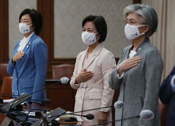 Small and Medium Enterprises Business Park Minister Young-sun (from left), Justice Minister Chu Mi-ae and Foreign Minister Kang Kyung-wha salute the national flag at a meeting of the state council held on June 2 at the Seoul Sejong Government Complex, Seoul.  News 1