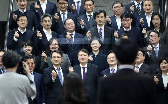 Attorney General Yoon Seok-yeol, who resumed his visit to the national prosecutor's office after eight months, is taking commemorative photos after meeting with local prosecutors at the Daejeon Prosecutor's Office on the afternoon of the 29th of last month.  Yunhap news