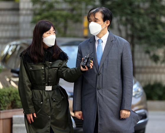 Former Justice Minister Cho Kook is heading to the court to attend an ongoing trial held at the Seoul Central District Court on the 3rd, answering questions from journalists. [연합뉴스]