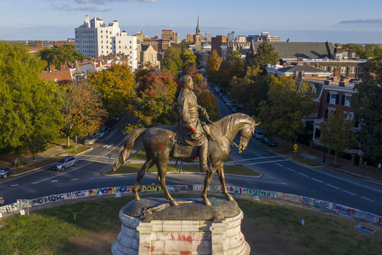 Statue of General Robert Lee in Richmond, Virginia.  General Robert Lee was the commander of the Confederate Army during the American Civil War and was a symbol of the southern United States. [AP=연합뉴스]