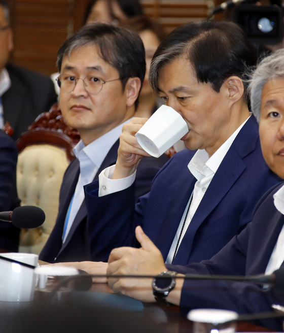 In May last year, at the time of the Blue House at the time of the Blue House, the Blue House chief of staff was having tea at a senior advisers meeting.  On the left is Park Hyung-cheol, anti-corruption secretary. [연합뉴스]