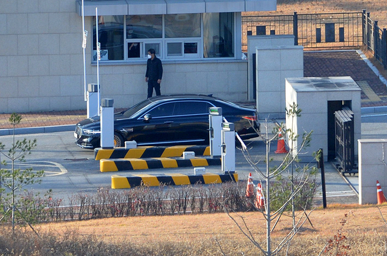 A vehicle carrying Attorney General Yoon Seok-yeol arrives at the Jincheon Legal Training Institute headquarters in Chungbuk on the afternoon of the 3rd. Freelancer Seongtae Kim