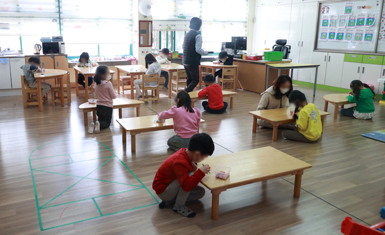 The students are learning from each other in an emergency care class held at Donggyo Elementary School in Mapo-gu, Seoul.  News 1