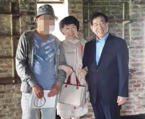 Jin Hye-won, vice president of the Seoul Eastern District Prosecutor's Office, posted a photo of the late Seoul Mayor Park Won-soon on Facebook on July 13, arms crossed. 