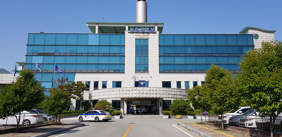 The Chungnam Gongju Police Station is investigating and arresting business owners who operate gas stations in the Gongju and Nonsan areas for selling fake diesel.  Reporter Shin Jin-ho 