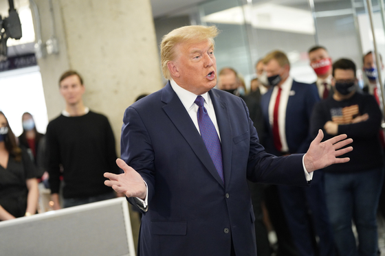 US President Donald Trump encouraged employees to visit an election field office near Washington on the 3rd of Presidential Election Day.  He wore a purple tie instead of the red tie that he wore during his campaign. [EPA=연합뉴스]