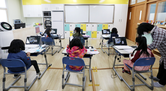 Students study remotely in the care class at Deungwon Elementary School in Gangseo-gu, Seoul.  News 1