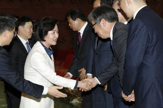 Justice Minister Chu Mi-ae shakes hands with Yoon Dae-jin, Vice President of the Judicial Research and Training Institute, after finishing the appointment ceremony of the new prosecutor at the Ministry of Justice of the Gwacheon government office in February. [뉴스1]