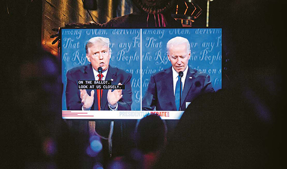 On the 22nd of last month, President Donald Trump (left) and Democratic candidate Joe Biden during the second presidential debate.  EPA = Yonhap News