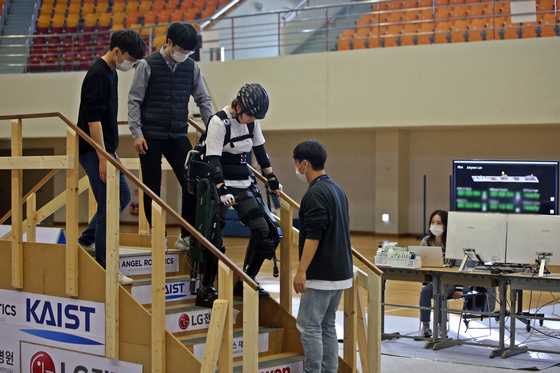 Joo-Hyeon Lee comes downstairs in a work suit 4 developed by KAIST's Professor Gong Gyeong-cheol. [KAIST 제공]