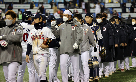  4일 서울 잠실야구장에서 열린 2020 KBO 포스트시즌 준플레이오프 1차전 LG 트윈스와 두산 베어스의 경기. 4-0으로 승리를 거둔 두산 선수들이 승리를 자축하고 있다. [연합뉴스]