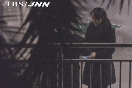 As North Korean leader Kim Jong-un heads to Hanoi, Vietnam for the North American summit, while taking a break at a station in Nanning, southern China, and smoking a cigarette, his younger sister, Kim Yeo-jeong, the first vice president of the Labor Party Propaganda Department, holds an ashtray. [연합뉴스]