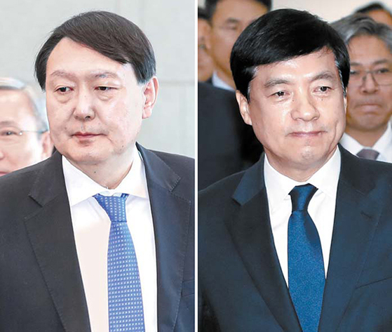 Seoul Central District Attorney General Lee Seong-yoon (right) and Attorney General Yoon Seok-yeol (left) [뉴스1·연합뉴스]