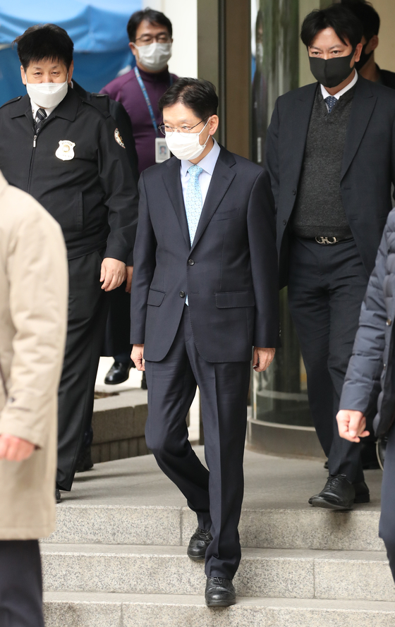 Comments Gyeongnam Governor Kim Gyeong-soo, who was brought to trial on suspicion of manipulating public opinion, is answering questions from reporters as he leaves the building after completing an appeal hearing held at the Seoul High Court. in Seocho-gu, Seoul, on the afternoon of the 6th. Yunhap news