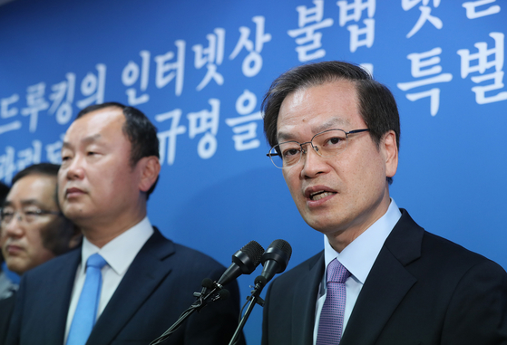 Heo Ik-beom announces the results of the Drucking Special Prosecutor's Office in August last year. [연합뉴스]