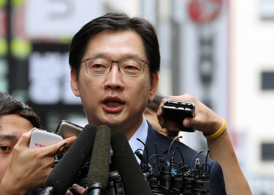 Gyeongnam Governor Kim Gyeong-soo, who attended the special indictment in August 2018, is answering questions from reporters. [연합뉴스]