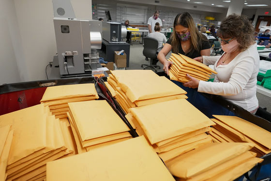 Vote-by-mail ballots are sorted by a member of the Lehigh County, Pennsylvania Board of Elections. [AP=연합뉴스]