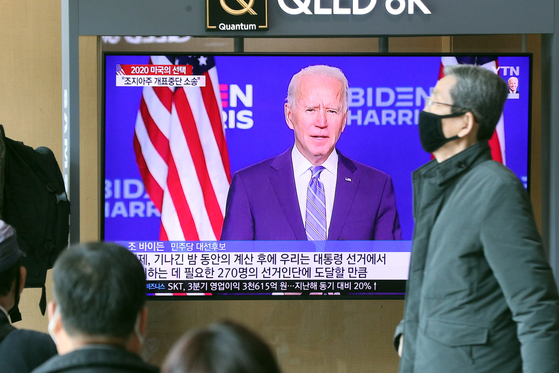 In the waiting room of the Seoul station on the 5th, citizens are watching the news of the US presidential election in which President Donald Trump and Democratic Party presidential candidate Joe Biden are fighting.  News 1