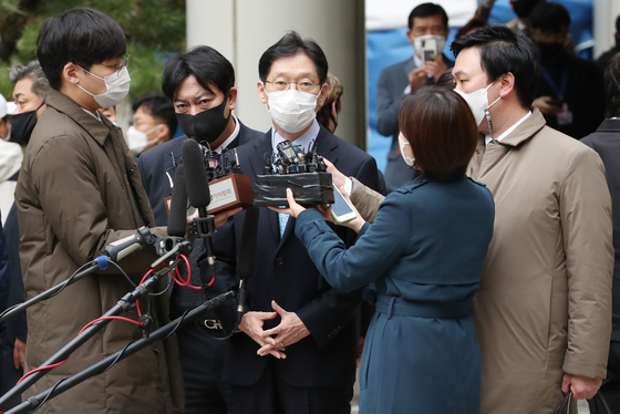 Gyeongnam Governor Kim Gyeong-soo, who was arrested in court in the first trial, was released on bail after 77 days of arrest in March this year.  The second trial court also kept bail, for which he continued to serve as governor.  Yunhap news