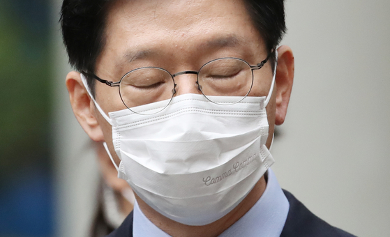 Gyeongnam Governor Kim Gyeong-soo, who was handed over to trial on suspicion of manipulating public opinion, is answering questions from reporters as he leaves the building after completing an appeals court ruling handed down in the High Court. from Seoul in Seocho-gu, Seoul on the afternoon of the 6th. [연합뉴스]