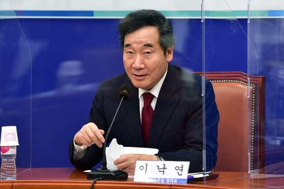 On the afternoon of the 6th, Nak-yeon Lee, leader of the Democratic Party and the Democratic Party in the Yeouido National Assembly in Seoul, gave a salute at the Democratic Research Institute debate held on the topic 'The Key Notes on Policy Exterior of the Next US Administration and Political Prospects on the Korean Peninsula. '  During the debate, he was in and out several times when the news of Governor Kim's sentencing broke.  News 1