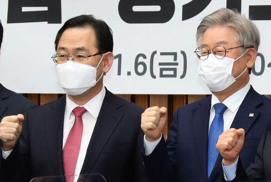 Ho-Young Joo and Gyeonggi Governor Lee Jae-myeong, the Governor of Gyeonggi Province, are taking commemorative photos at the Gyeonggi Budget Policy Council held at the National Assembly in Yeouido, Seoul on the 6th. the conference, the two learned of Governor Kim Gyeong-soo's sentence and each met with reporters after the event to share their views.  News 1