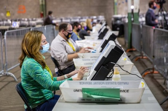 On the 6th (local time), the ballots for the United States presidential elections are counted in Pittsburgh, Pennsylvania.  Reuters News 1