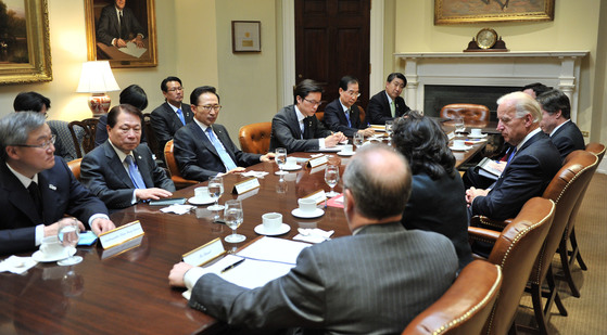 President Lee Myung-bak, who is visiting Washington, USA to attend the 2010 Nuclear Security Summit, is interviewing then-US Vice President Biden (right) at the White House. [공동취재단]